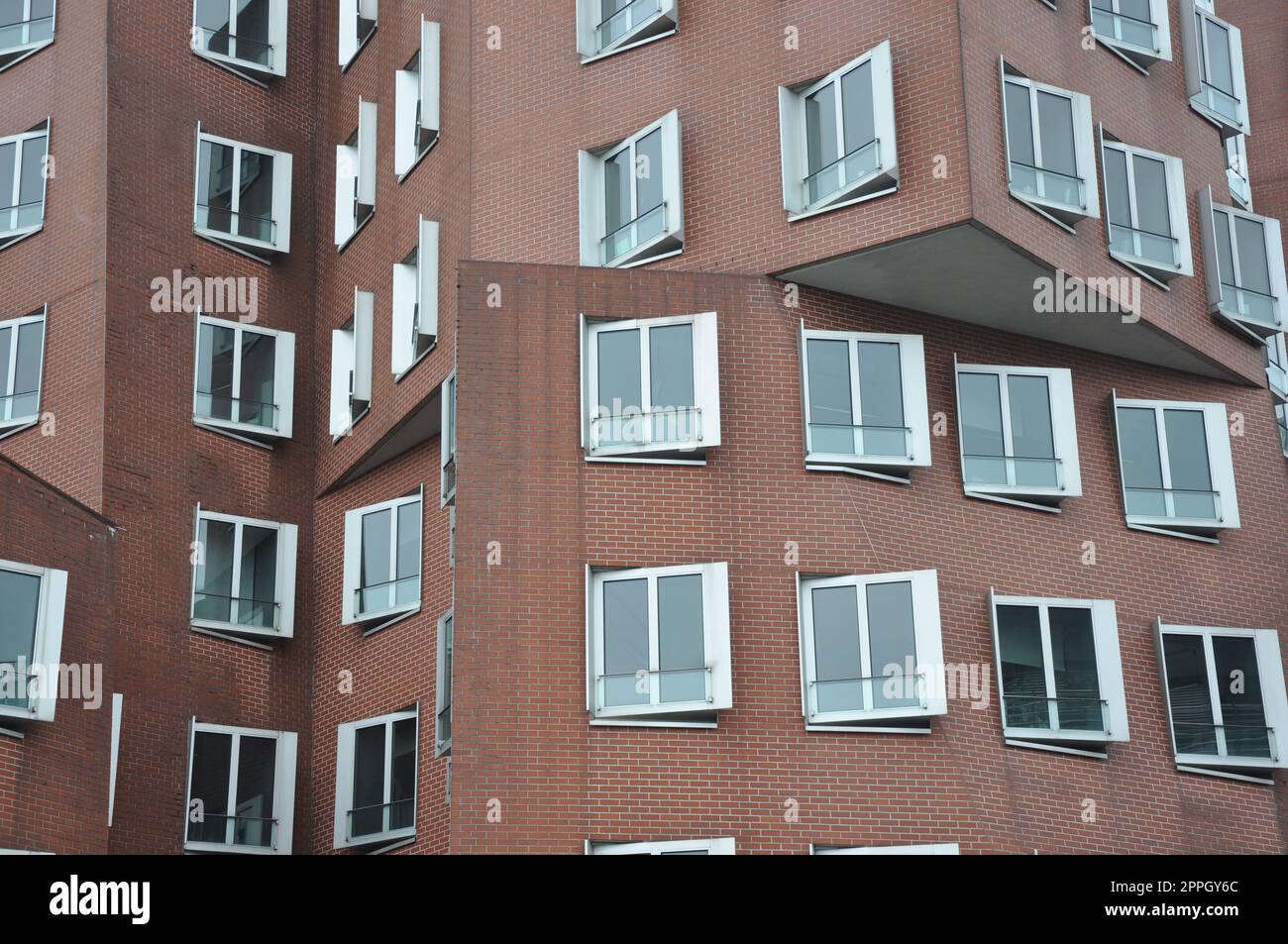 Die verriegelte Klinkerfassade der Gehry-Gebäude am Media Harbor in Düsseldorf Stockfoto