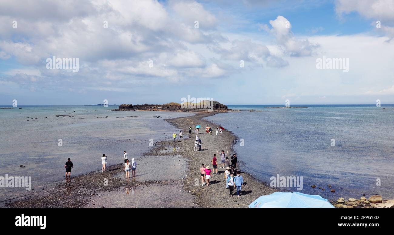 Penghu, Taiwan 25. Juni 2022: Gezeitenwanderweg verbindet Kueibishan und die Insel Chi Yu in Penghu von Taiwan Stockfoto
