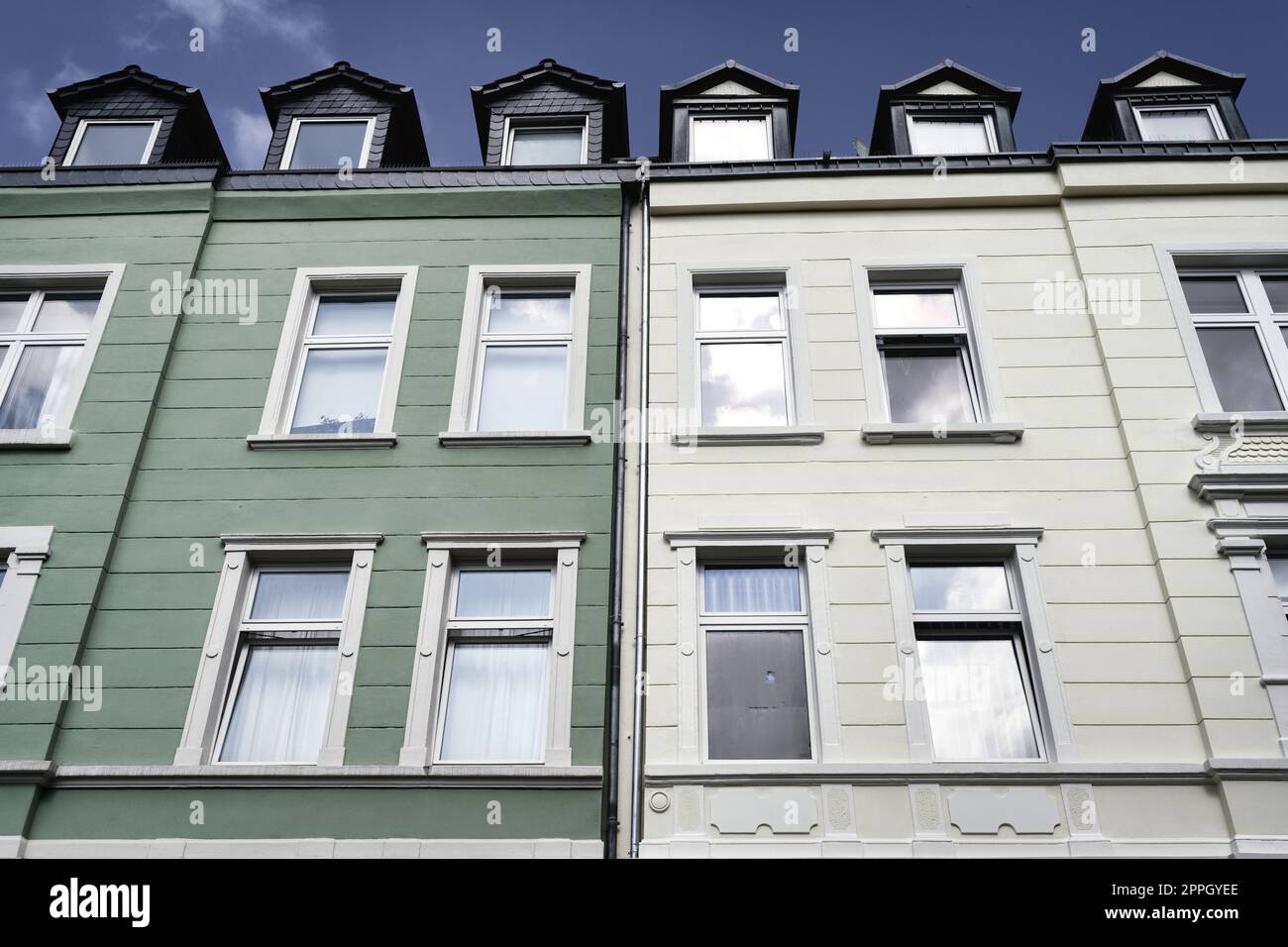 Alte pastellfarbene Mietshäuser Stockfoto