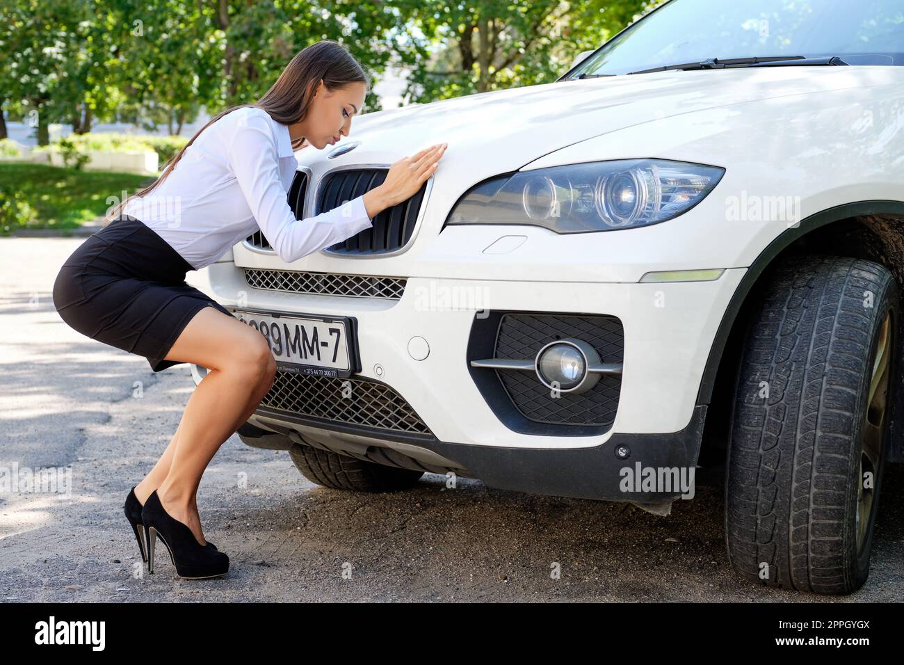 Glückliches Mädchen küssen ihr Auto Stockfoto