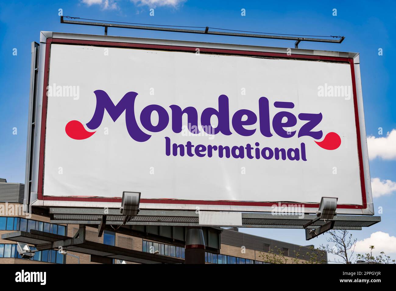 Reklametafel mit dem Logo von Mondelez Internat. Stockfoto