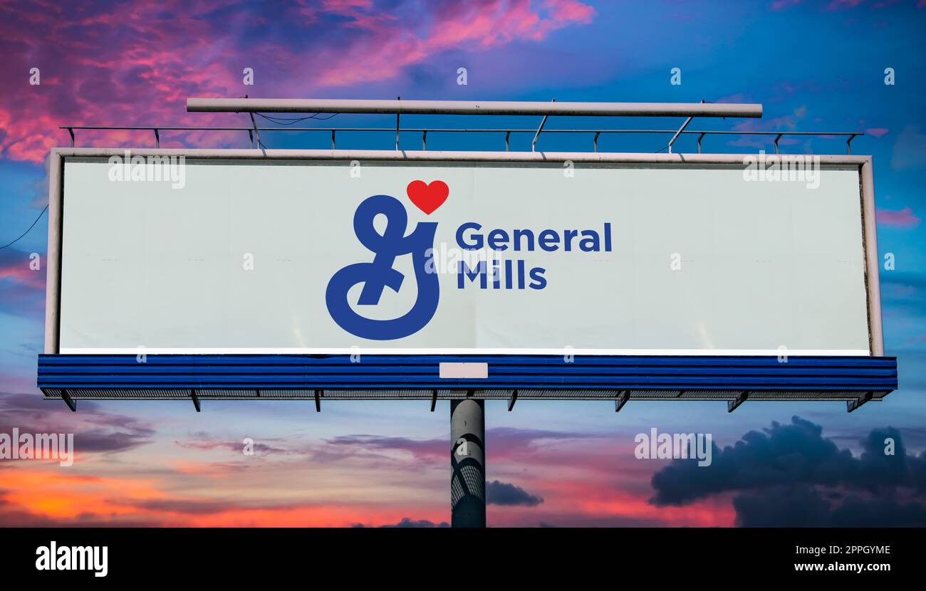 POZNAN, POL - 1. MAI 2022: Werbetafel mit dem Logo von General Mills, einem Hersteller und Vermarkter von Markenprodukten, die durch den Vertrieb vertrieben werden Stockfoto