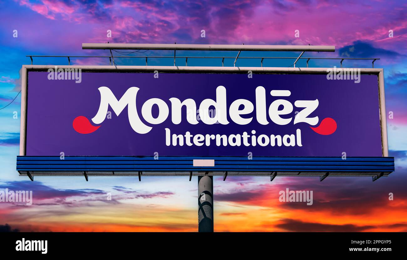 Reklametafel mit dem Logo von Mondelez Internat. Stockfoto