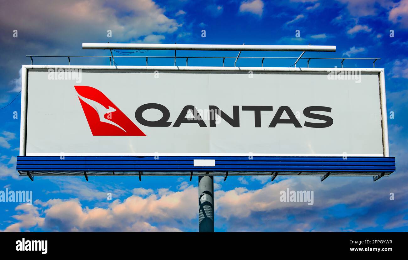 Reklametafel mit dem Logo von Qantas Airways Stockfoto