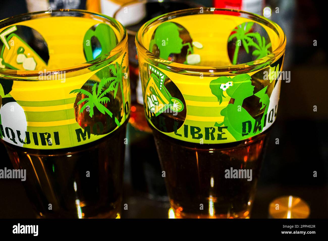 Grüne gelbe Cuba Libre Gläser in der Bar Diskothek am Abend. Stockfoto
