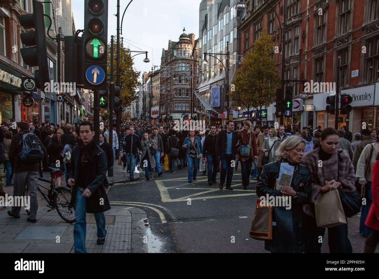 London, Vereinigtes Königreich - 2. Dezember 2006: Zehntausende Fußgänger laufen während der Veranstaltung „Oxford Street ist wegen des Verkehrs gesperrt“ auf einer ansonsten sehr befahrenen Straße. Es ist geplant, diese Straße dauerhaft zu Fußgängerzonen zu machen Stockfoto