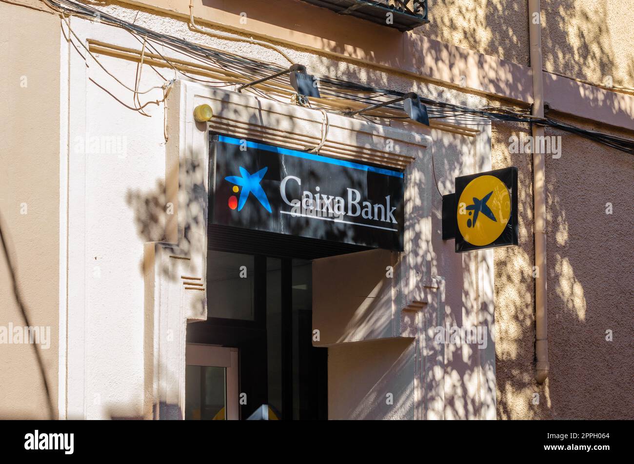 SAN LORENZO DE EL ESCORIAL, SPANIEN - 24. OKTOBER 2021: CaixaBank-Logo auf einer Zweigstelle einer Bank in San Lorenzo de El Escorial, Spanien. CaixaBank ist ein spanisches multinationales Finanzdienstleistungsunternehmen Stockfoto