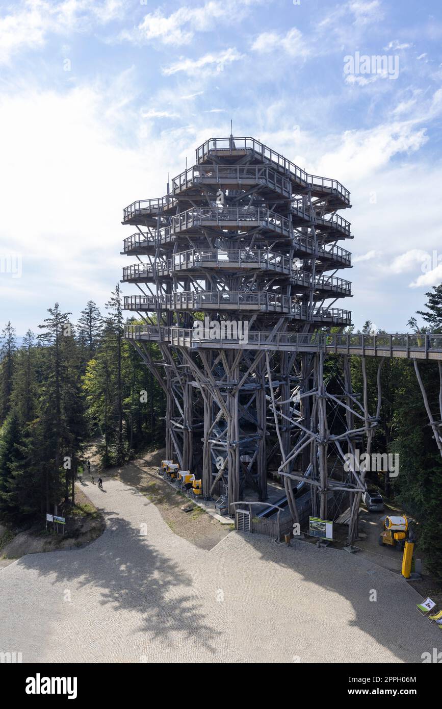 Der Aussichtsturm befindet sich auf dem Gipfel des Skibahnhofs så‚otwiny Arena, der in die Baumwipfel führt, Krynica Zdroj, Beskid Mountains, Slotwiny, Polen Stockfoto