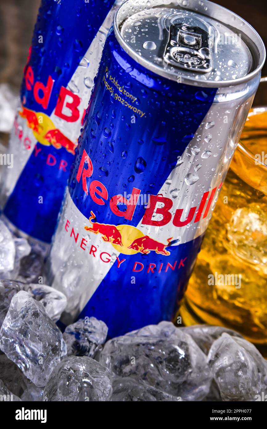 Dosen von Red Bull, ein beliebtes Energydrink Stockfoto