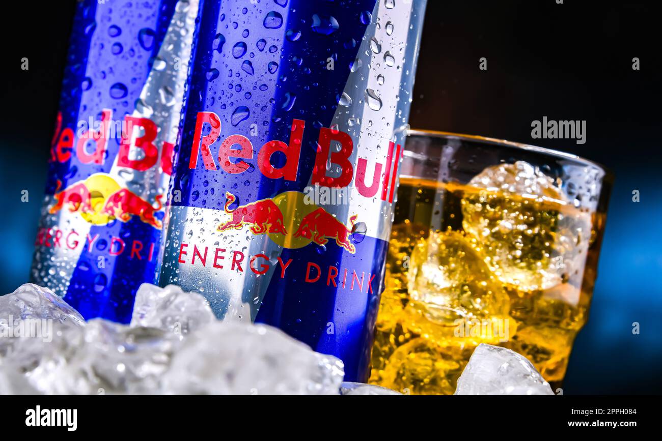 Dosen von Red Bull, ein beliebtes Energydrink Stockfoto