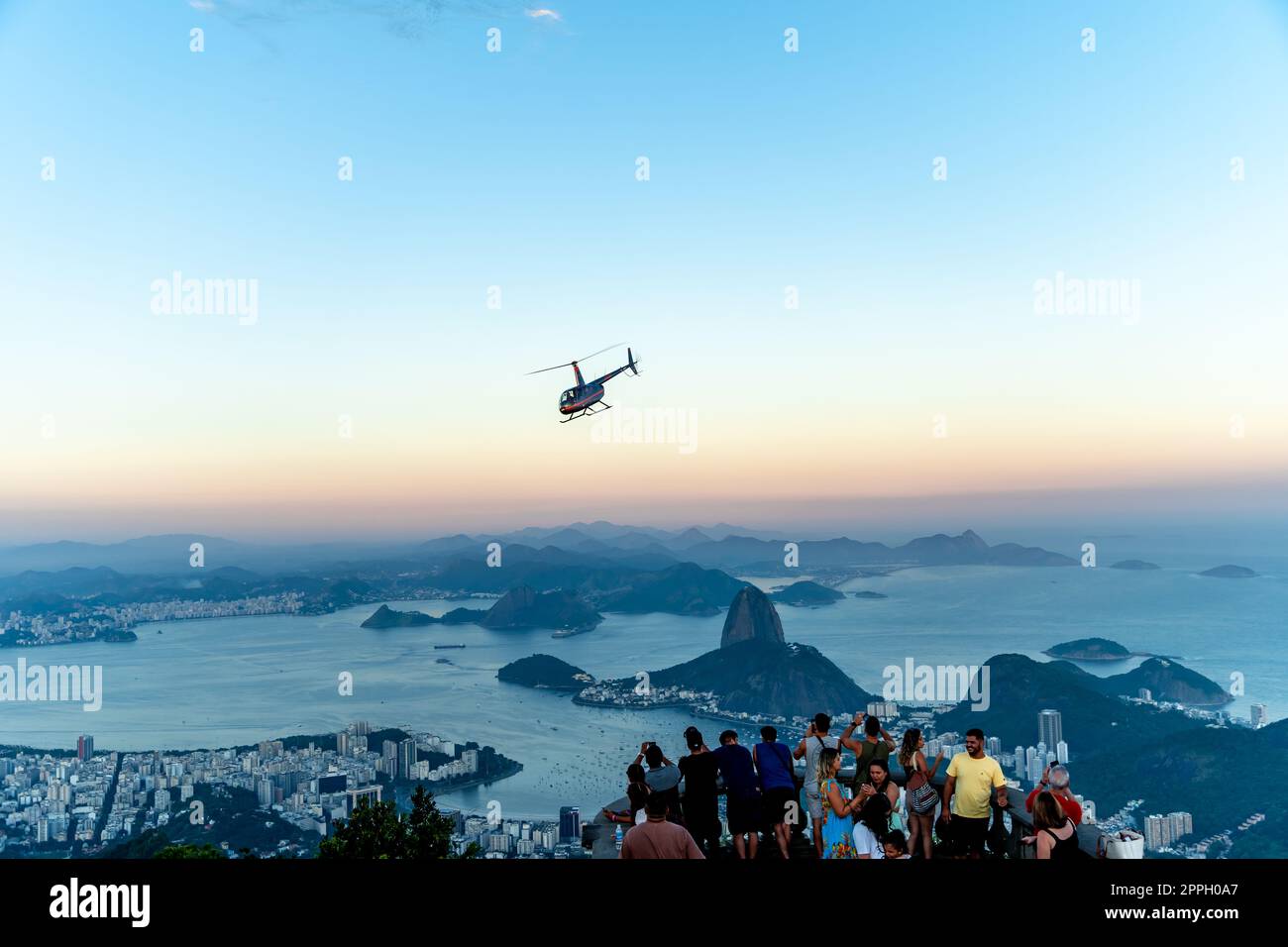 Rio de Janeiro - 10. März 2022: Panorama der Stadt Rio de Janeiro. Blick von der Statue von Christus dem Erlöser Stockfoto