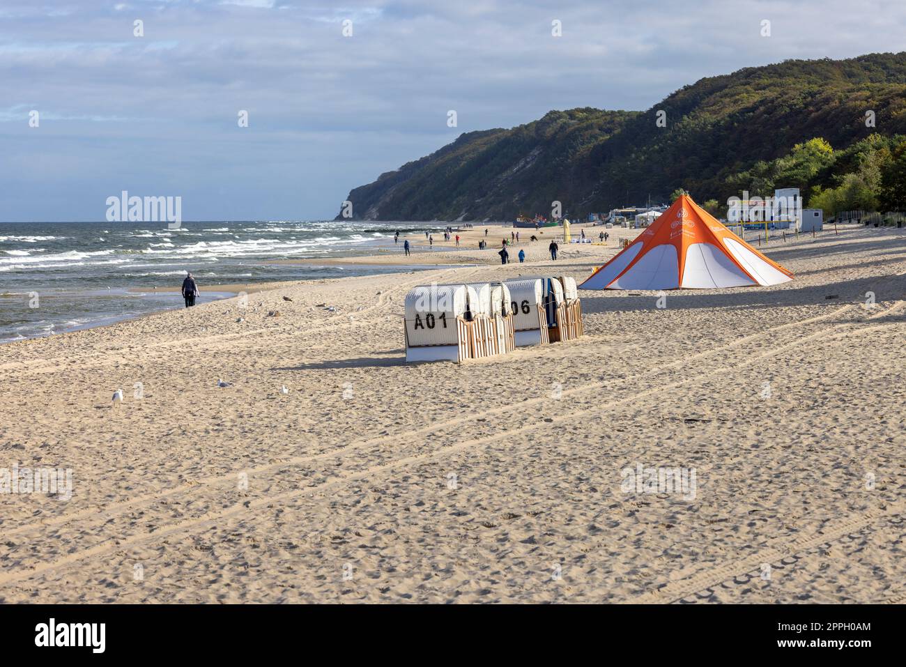 Meereslandschaft, schäumendes Wasser der Ostsee, Insel Wolin, Miedzyzdroje, Polen Stockfoto