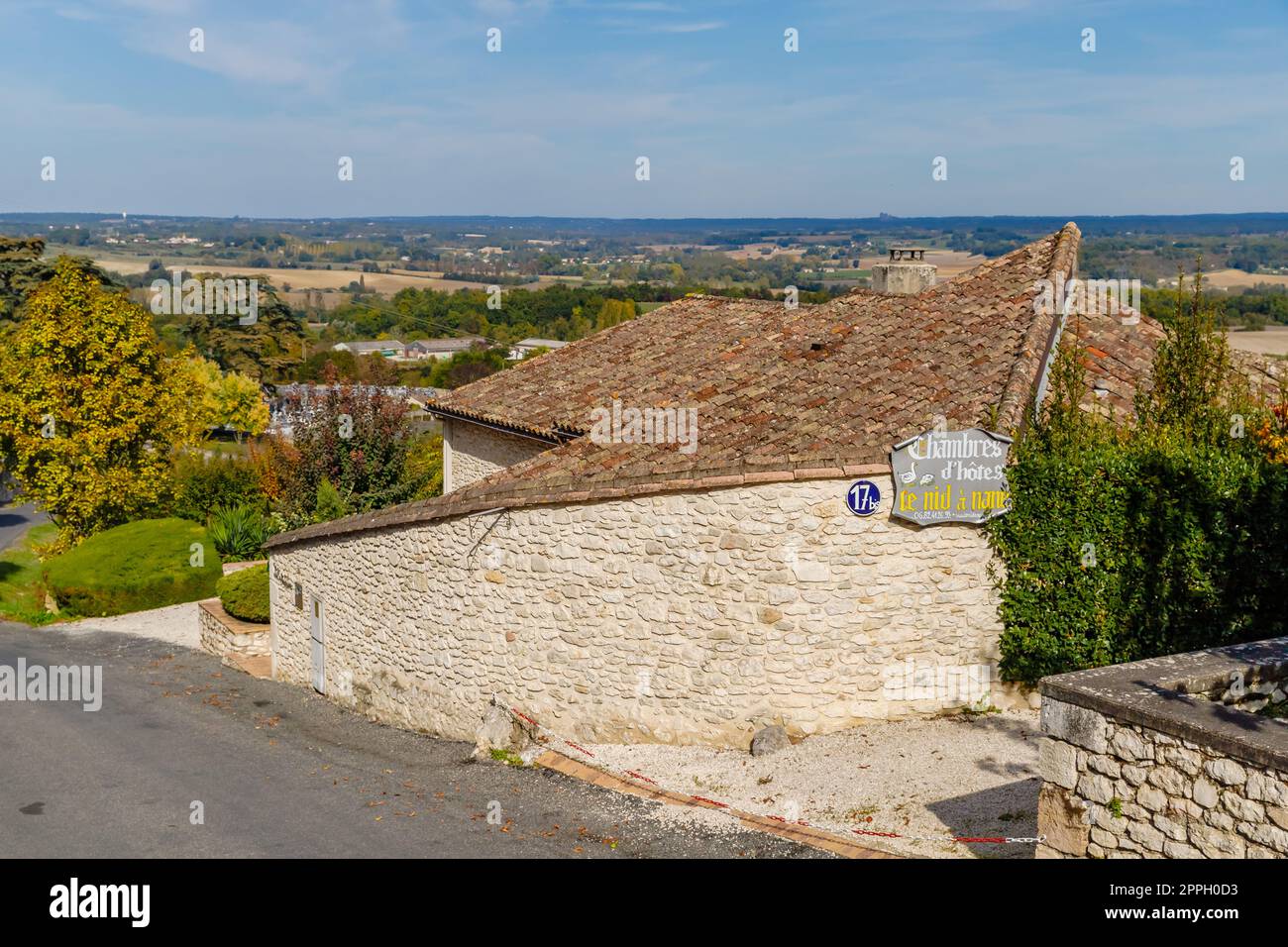 Architektonische Details typischer Häuser in Monflanquin, Frankreich Stockfoto