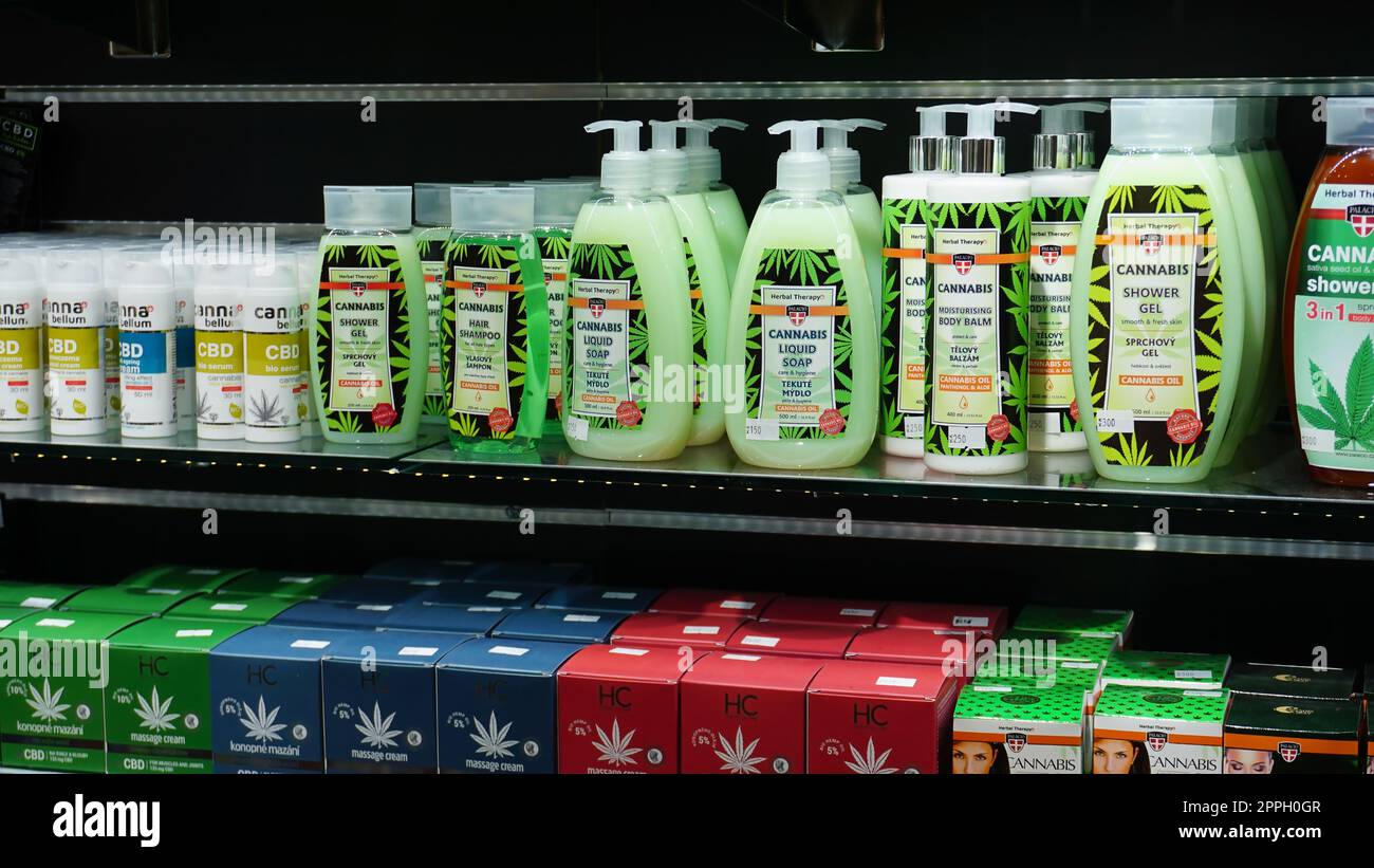 Kosmetikprodukte für Cannabisblätter zur Hautpflege: Feuchtigkeitsspendende Creme, Serum, Lotion, ätherisches Öl, Duschgel Stockfoto