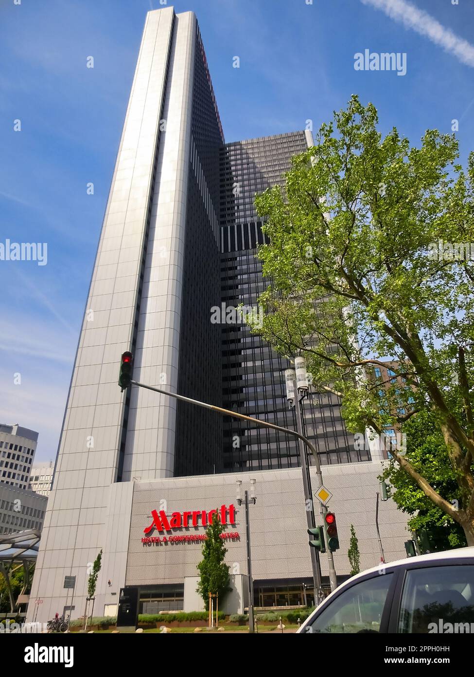 Frankfurt am Main, Deutschland - 10. Mai 2022: Marriott Hotel. Marriott International, Inc. Ist ein amerikanisches multinationales Unternehmen mit Hotels, Wohnhäusern und Timesharing-Hotels. Stockfoto