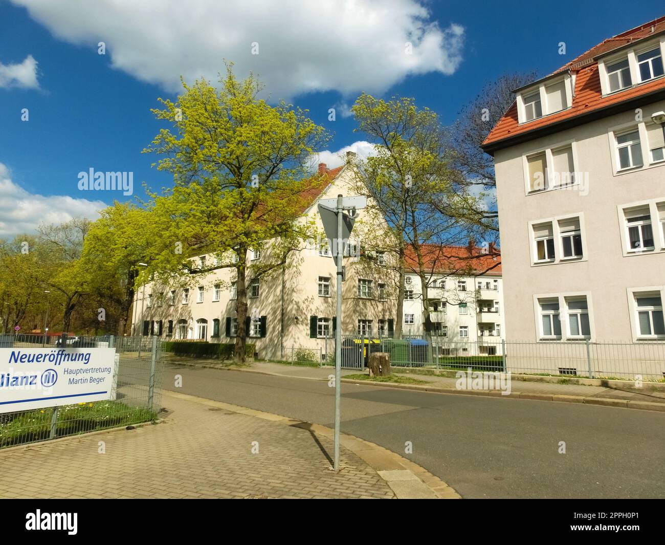 Zeitgenössische Gebäude außen bei Tageslicht Stockfoto