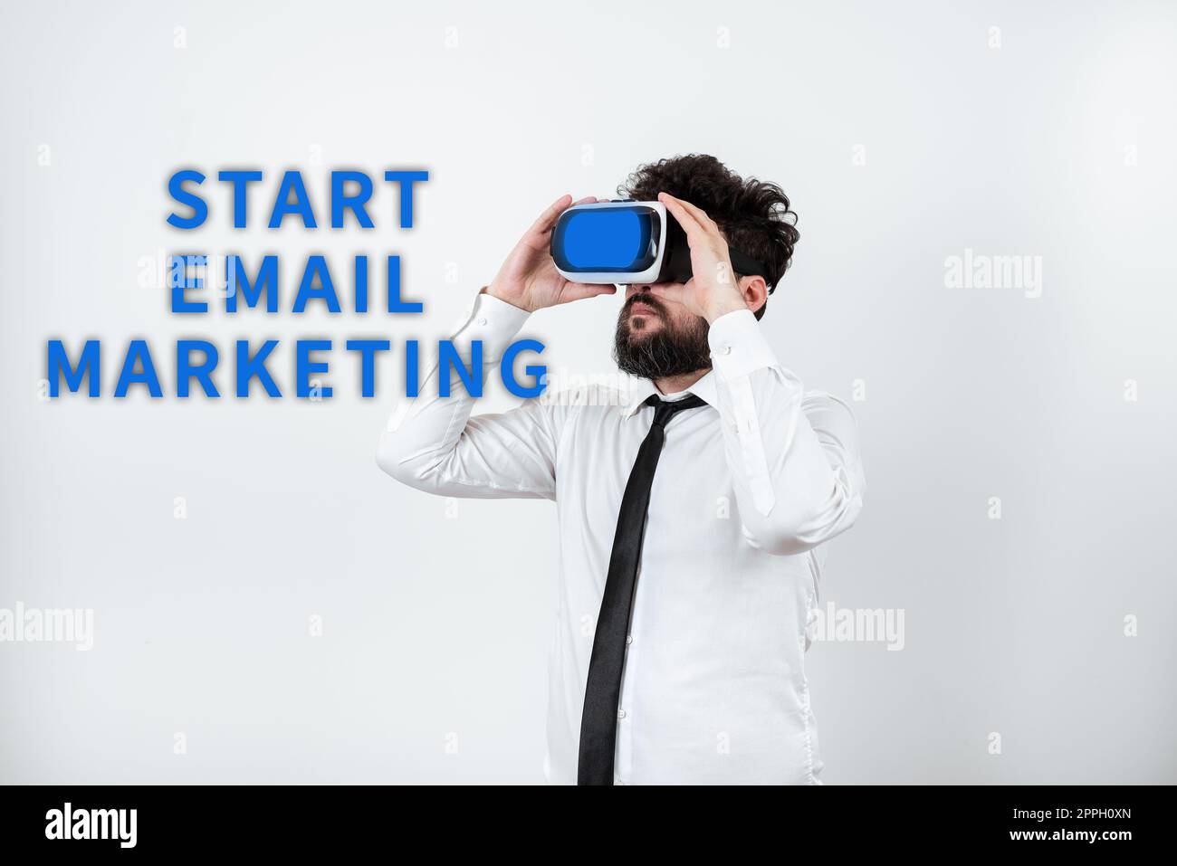 Inspiration mit Signage Start E-Mail Marketing. Die Nutzung von E-Mails zur Werbung für Produkte und Dienstleistungen wird in der Geschäftswelt dargestellt Stockfoto
