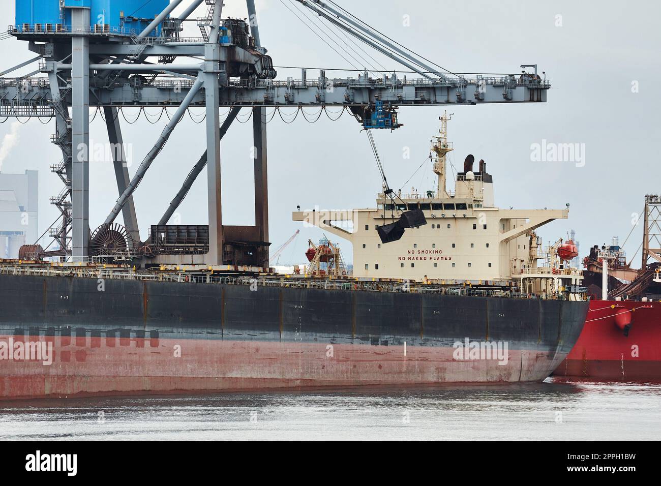 Ein riesiges Schiff entladen Stockfoto