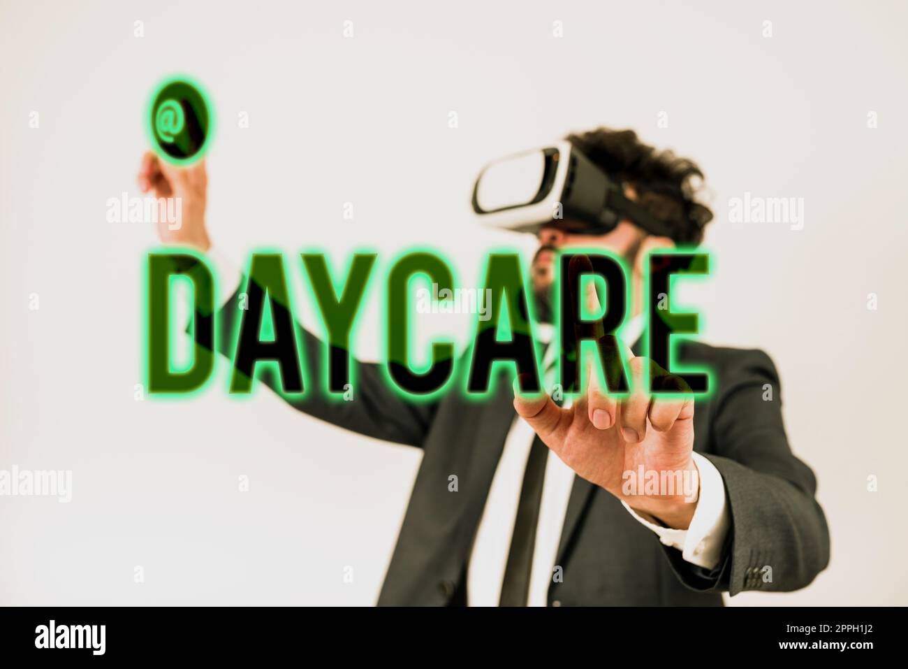 Schreiben des Textes Daycare. Betriebswirtschaftliche Betreuung von Vorschulkindern, damit ihre Eltern Vollzeit arbeiten können Stockfoto