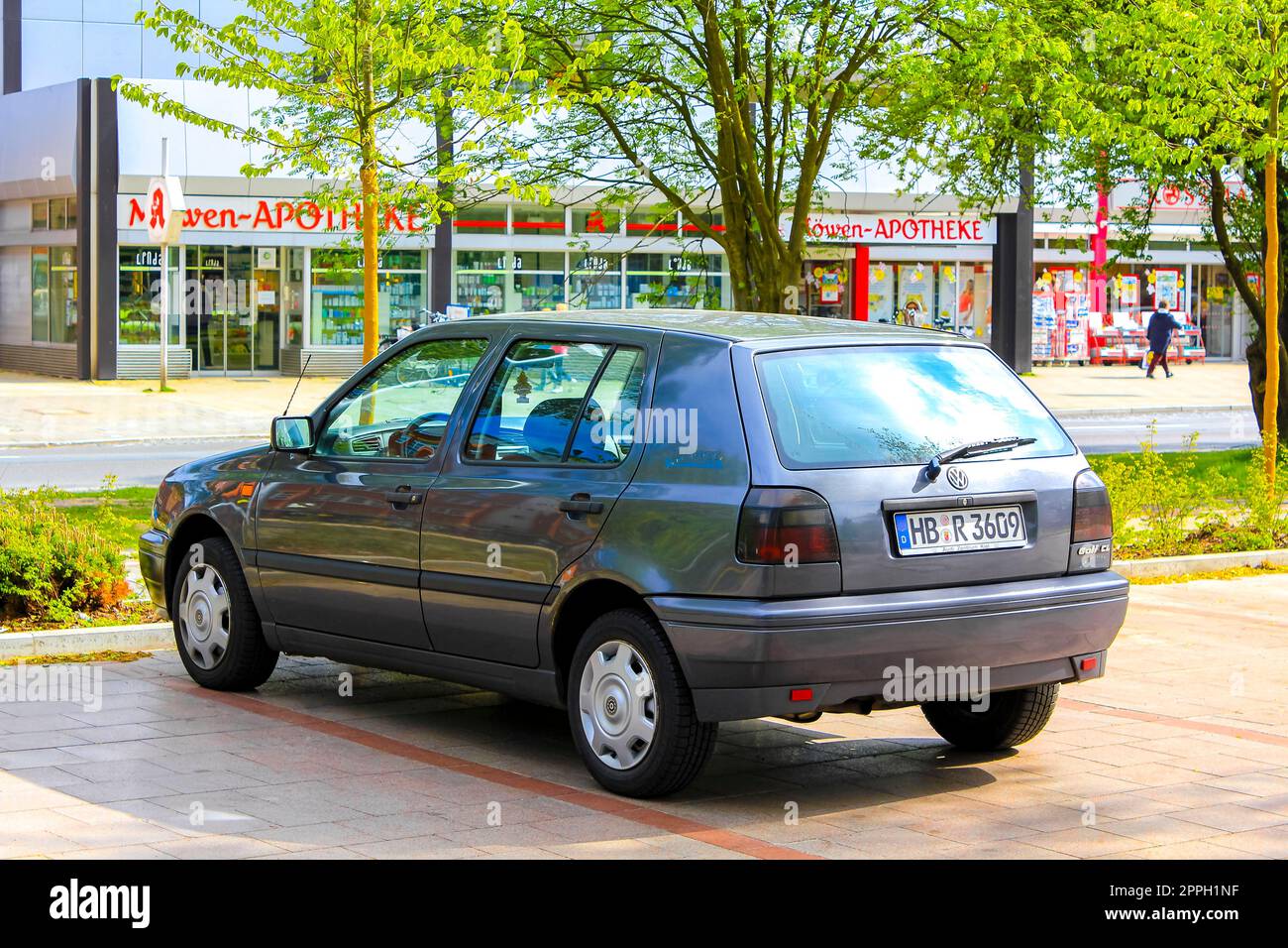 Grauer Pkw steht auf dem Parkplatz Deutschland. Stockfoto