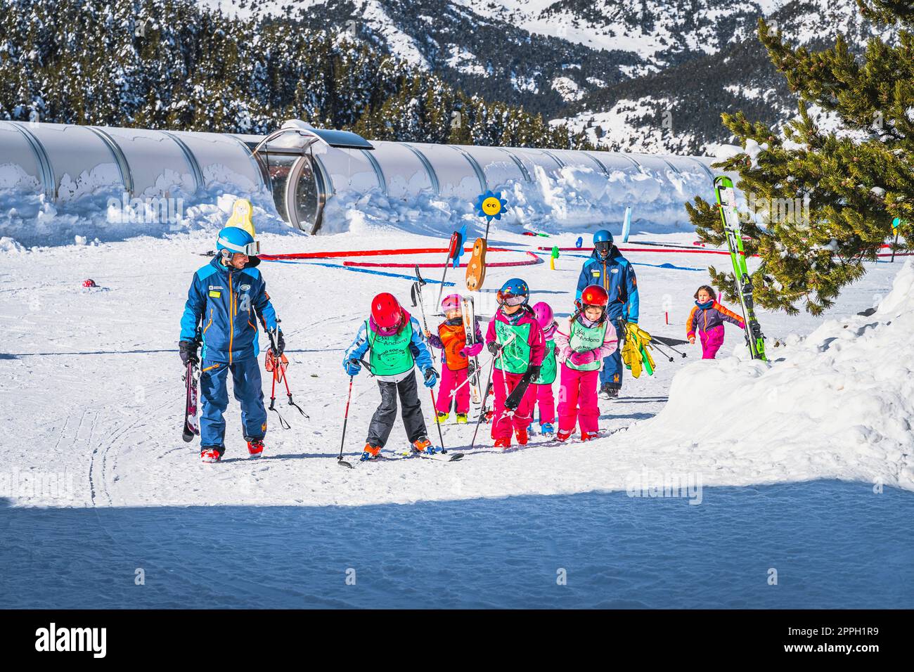 Skilehrer bringen einer Gruppe kleiner Kinder das Skifahren bei. Andorra Stockfoto