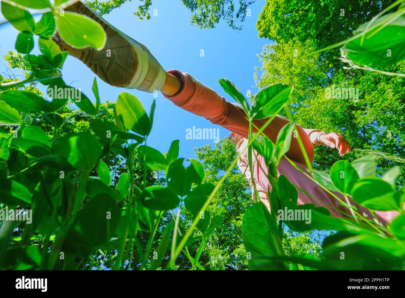 Junge Frau, die auf hohem Gras läuft Stockfoto