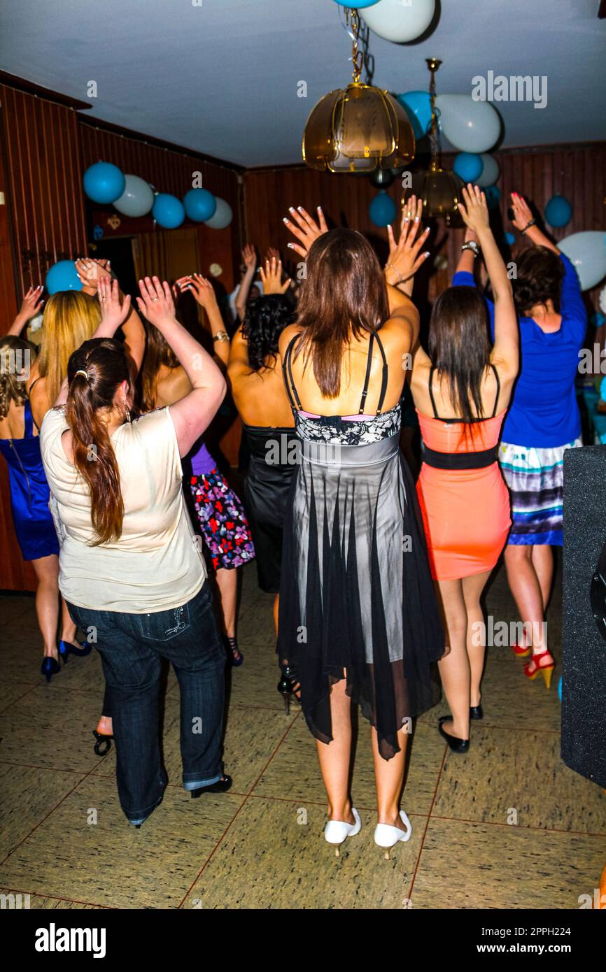 Junge Leute feiern eine Party, tanzen und lachen Deutschland. Stockfoto