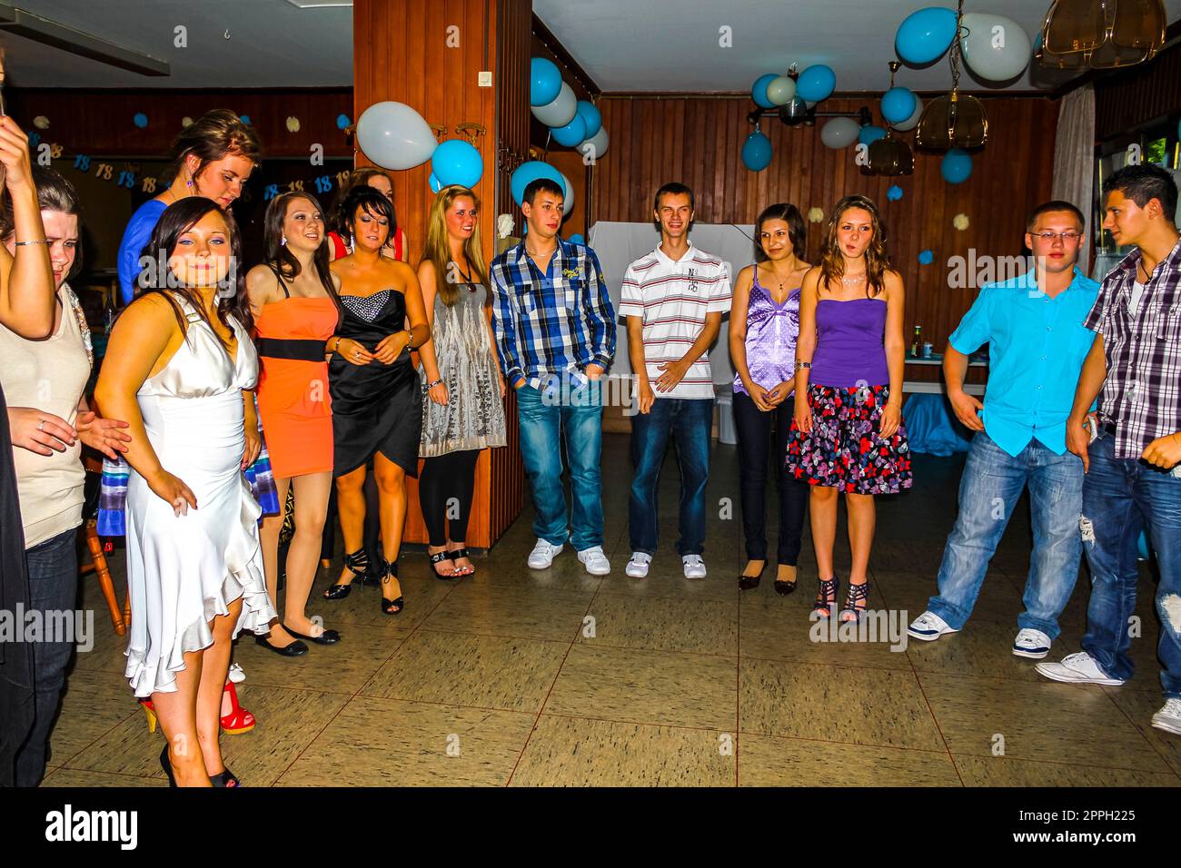 Junge Leute feiern eine Party, tanzen und lachen Deutschland. Stockfoto