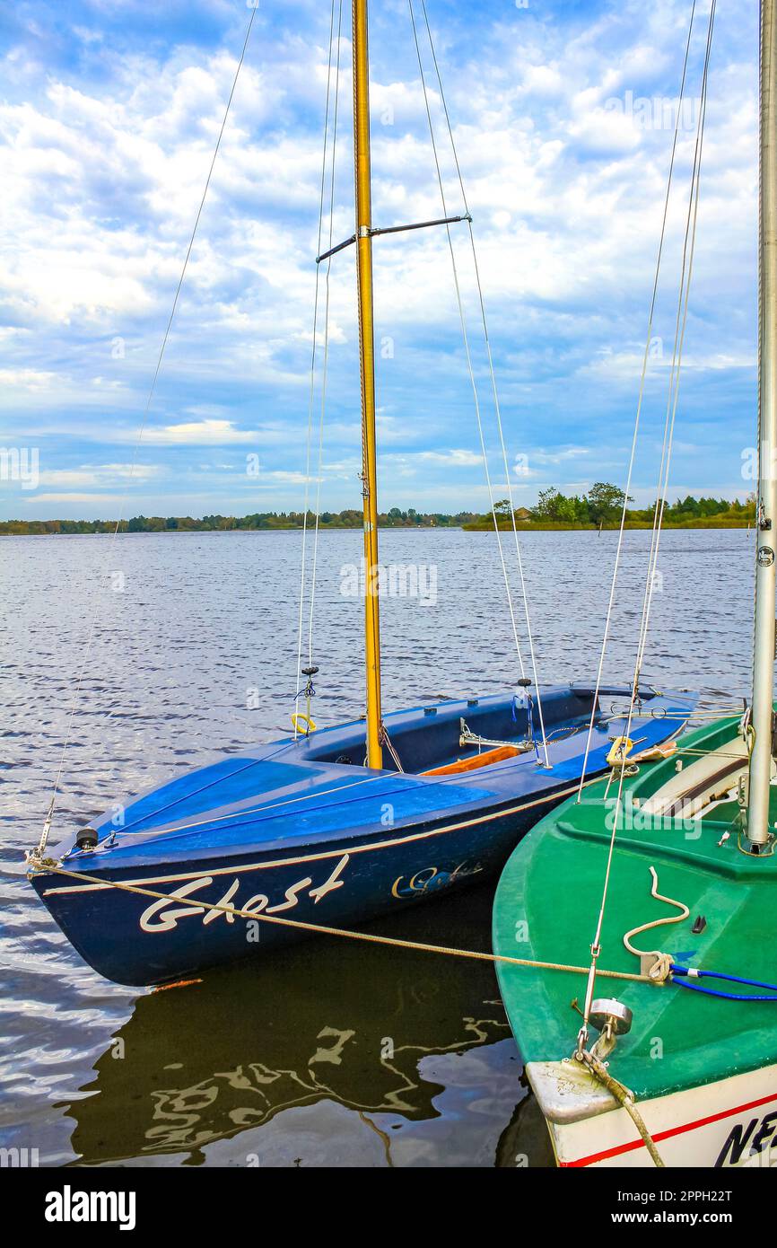 Alte, wunderschöne Boote und Segelboote auf der Anlegestelle in Deutschland. Stockfoto