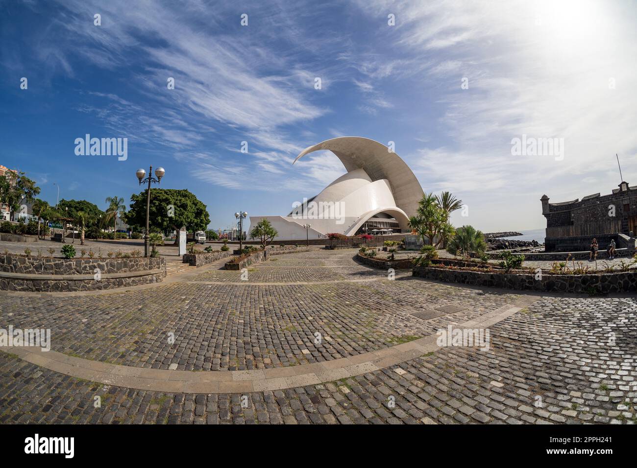 SANTA CRUZ, KANARISCHE INSELN, SPANIEN - 28. OKTOBER 2022: Das moderne Symbol der Stadt ist der Kunstkomplex Auditorio de Tenerife „Adan Martin“ vom Architekten Santiago Calatrava. Fischeye-Linse. Stockfoto