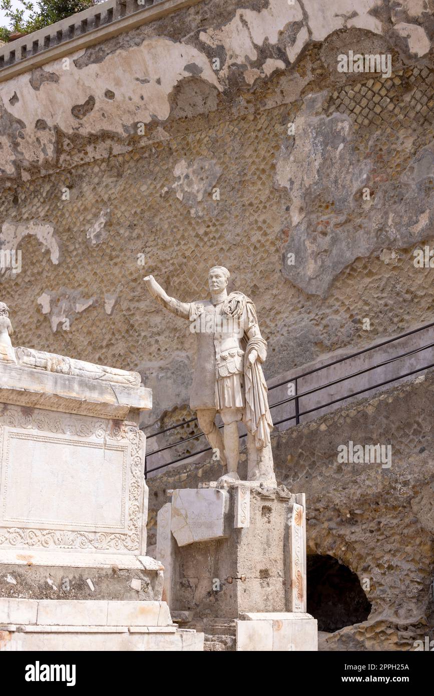 Ruinen einer antiken Stadt, die durch den Ausbruch des Vulkans Vesuv im Jahr 79 v. Chr. in der Nähe von Neapel zerstört wurde, Statue von Marcus Nonius Balbus, Herculaneum, Italien. Stockfoto