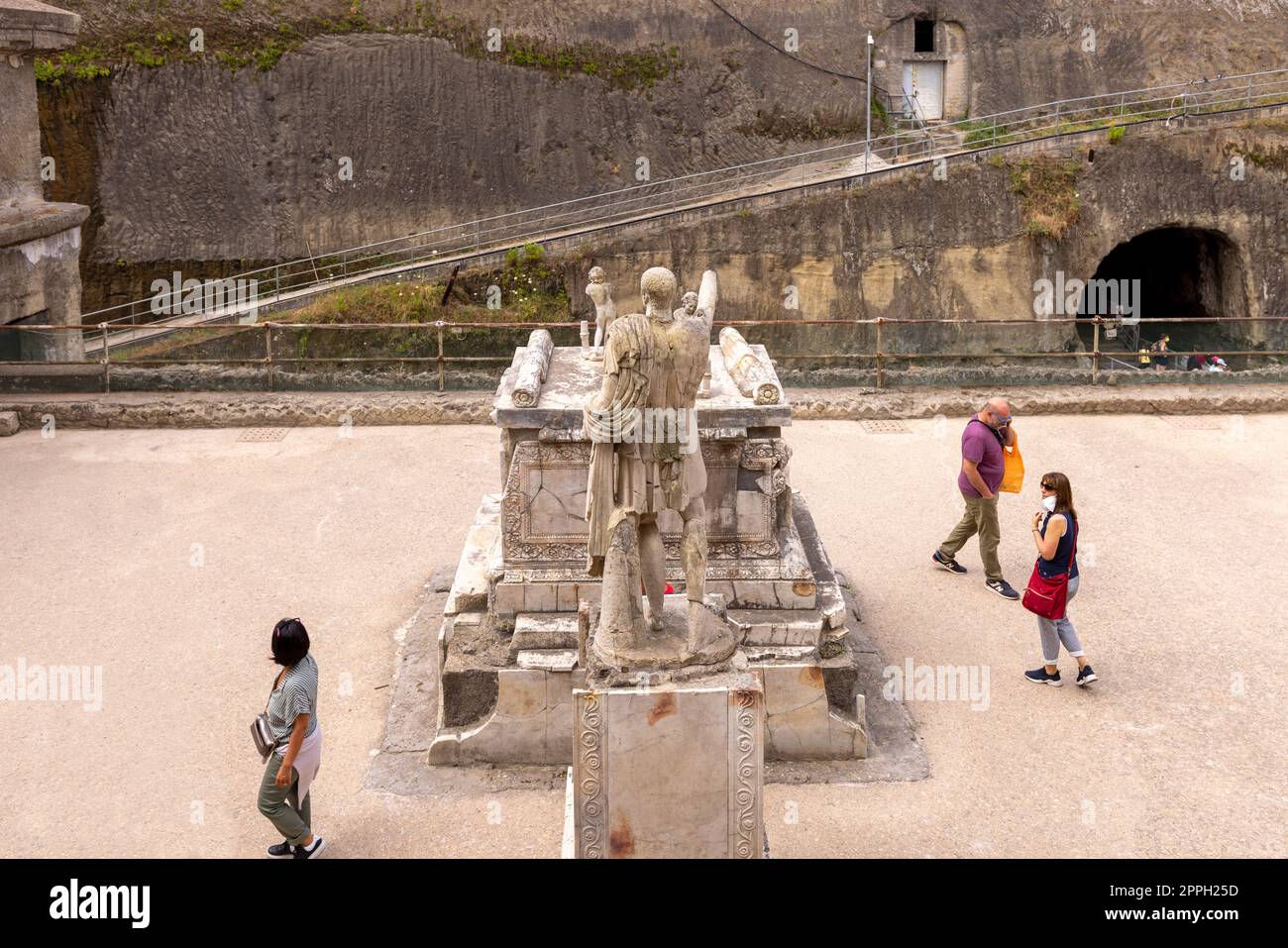 Ruinen einer antiken Stadt, die durch den Ausbruch des Vulkans Vesuv im Jahr 79 v. Chr. in der Nähe von Neapel zerstört wurde, Statue von Marcus Nonius Balbus, Herculaneum, Italien. Stockfoto
