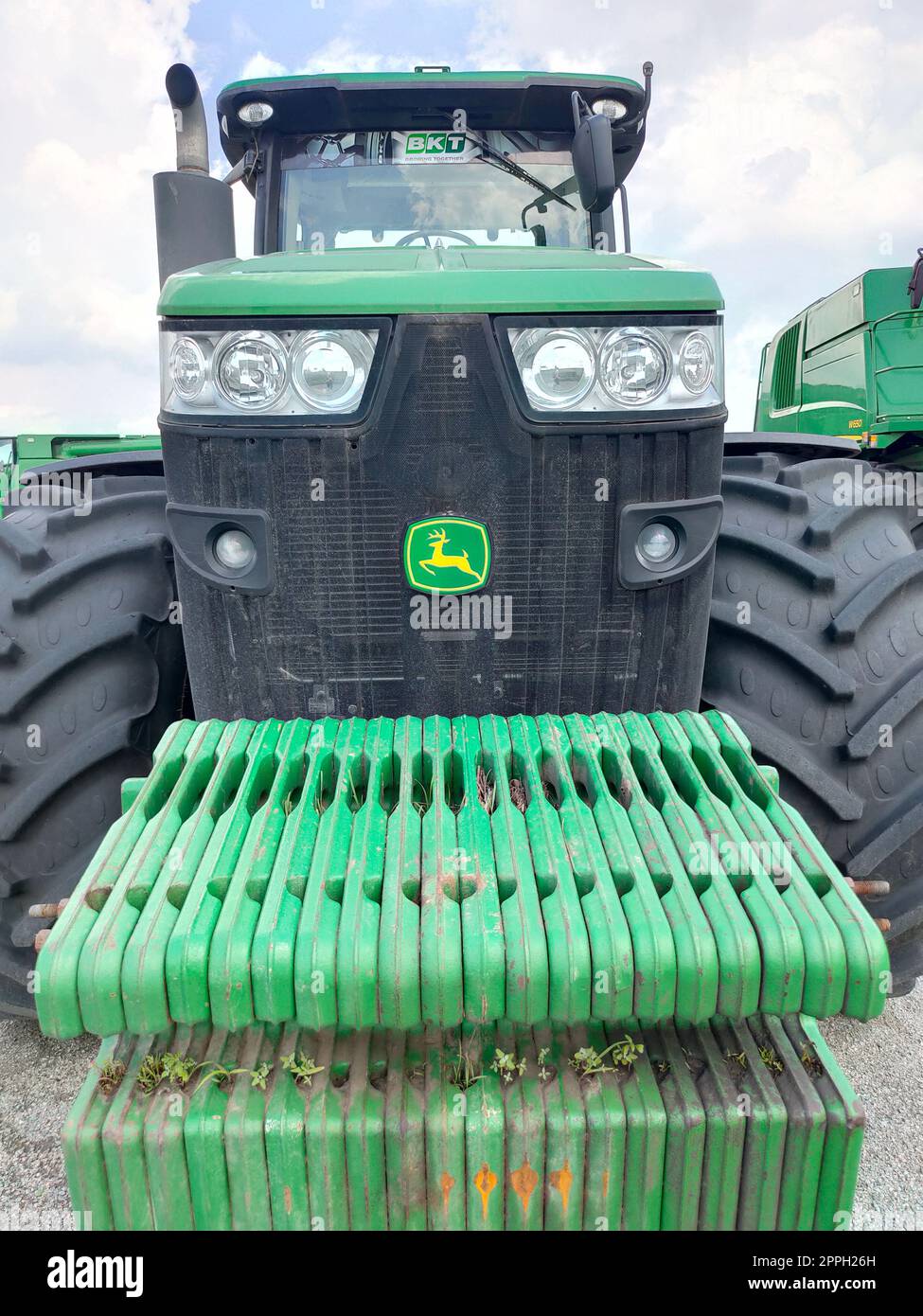 Kiew, Ukraine - 16. Juni 2020: Die Getreidesämaschine und der leistungsstarke Traktor John Deer Stockfoto