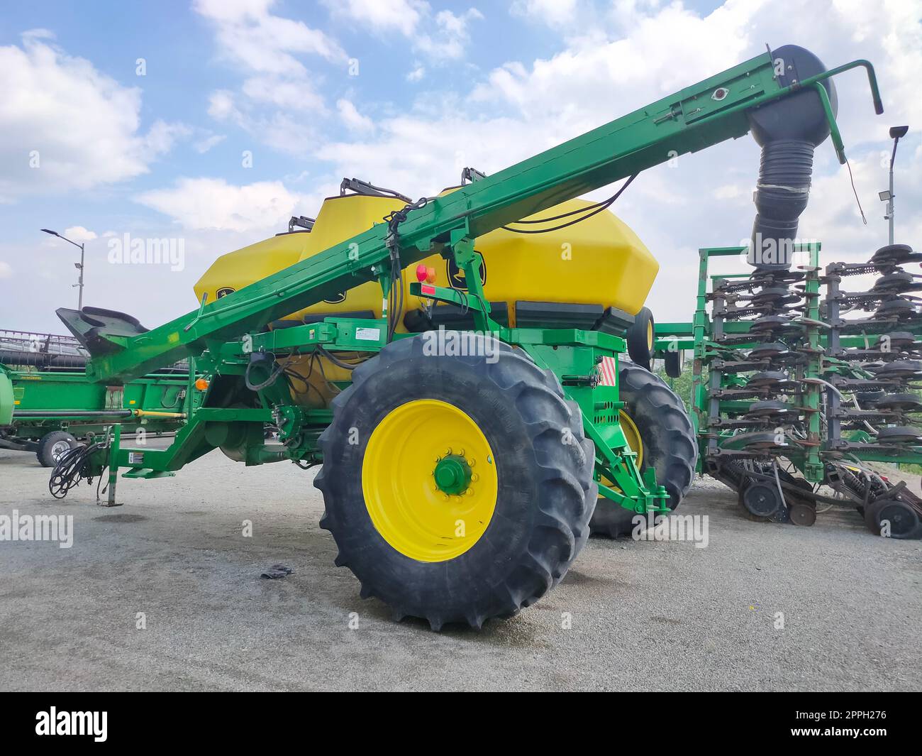 Kiew, Ukraine - 24. August 2020: Pneumatischer Anhänger pneumatischer Saatgutlader John Deere 1910 Stockfoto