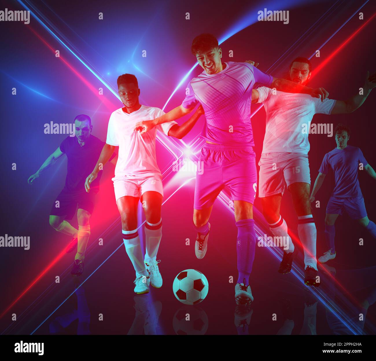 Fußballspieler spielen mit Fußball in einem Match Stockfoto