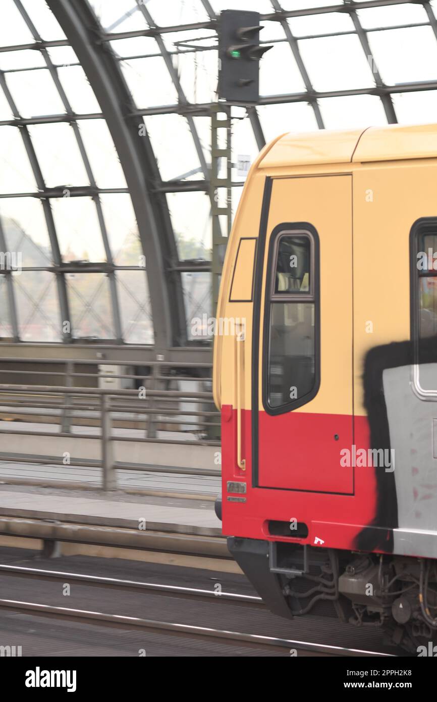 Vertikale Aufnahme der Berliner Stadtbahn S7 mit Graffiti, die den Berliner Hauptbahnhof verlässt Stockfoto