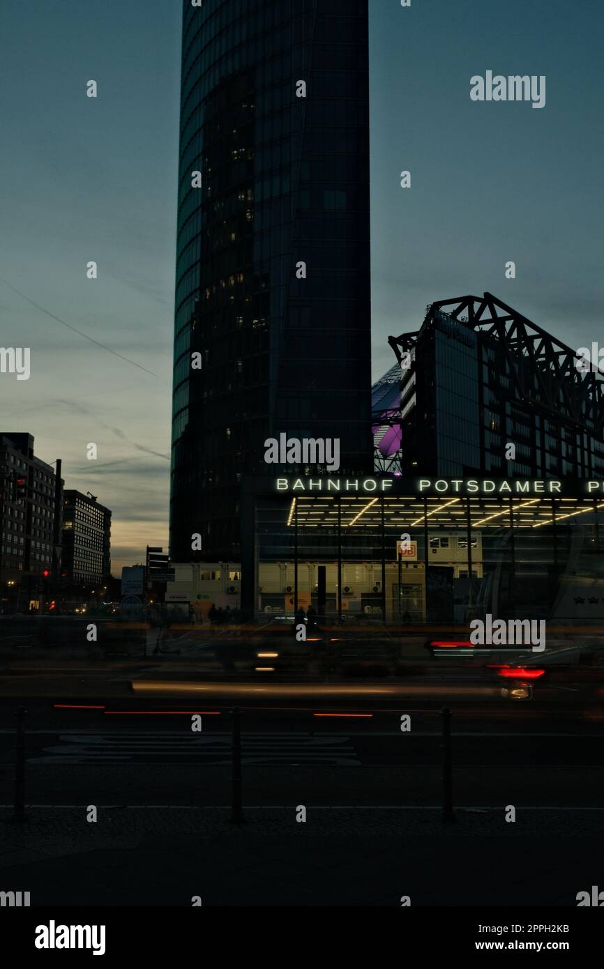 Vertikale Aufnahme eines Wolkenkratzers am Potsdamer Platz bei Nacht Stockfoto