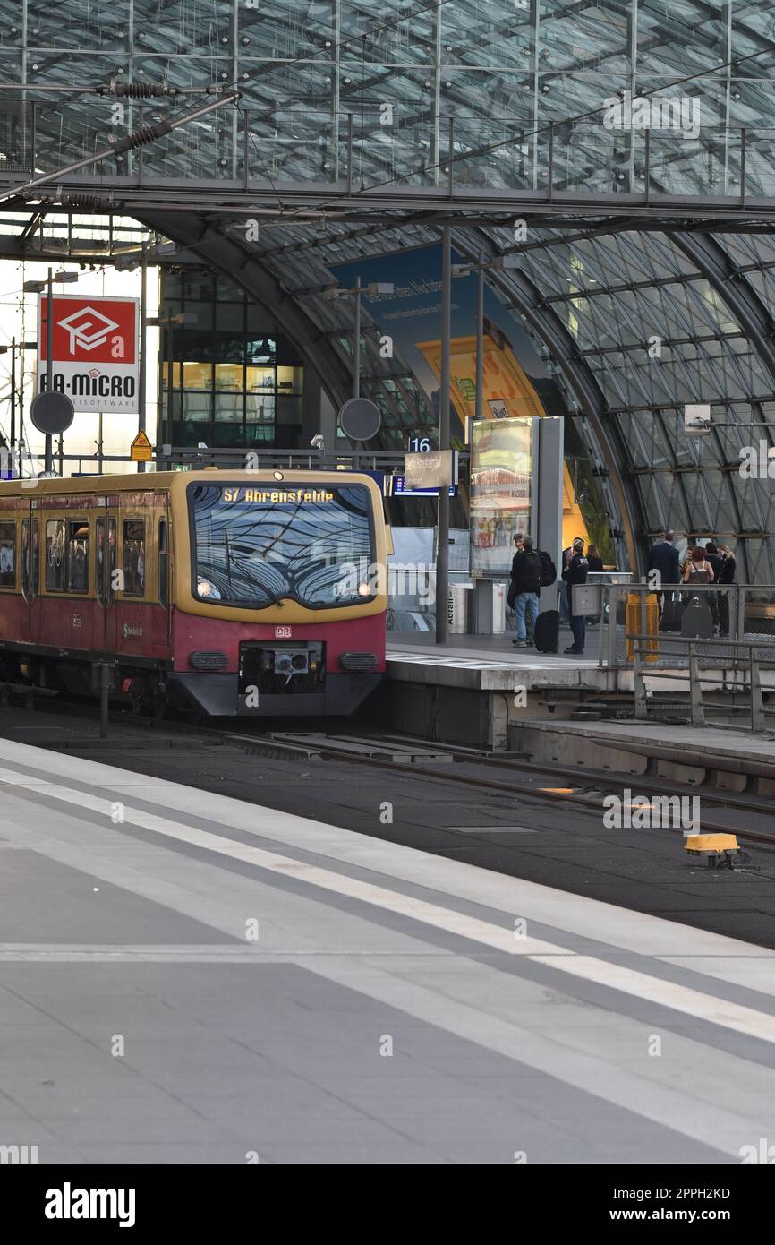 Vertikale Aufnahme der berliner Stadtbahn S7, die den Berliner Hauptbahnhof in Berlin verlässt Stockfoto