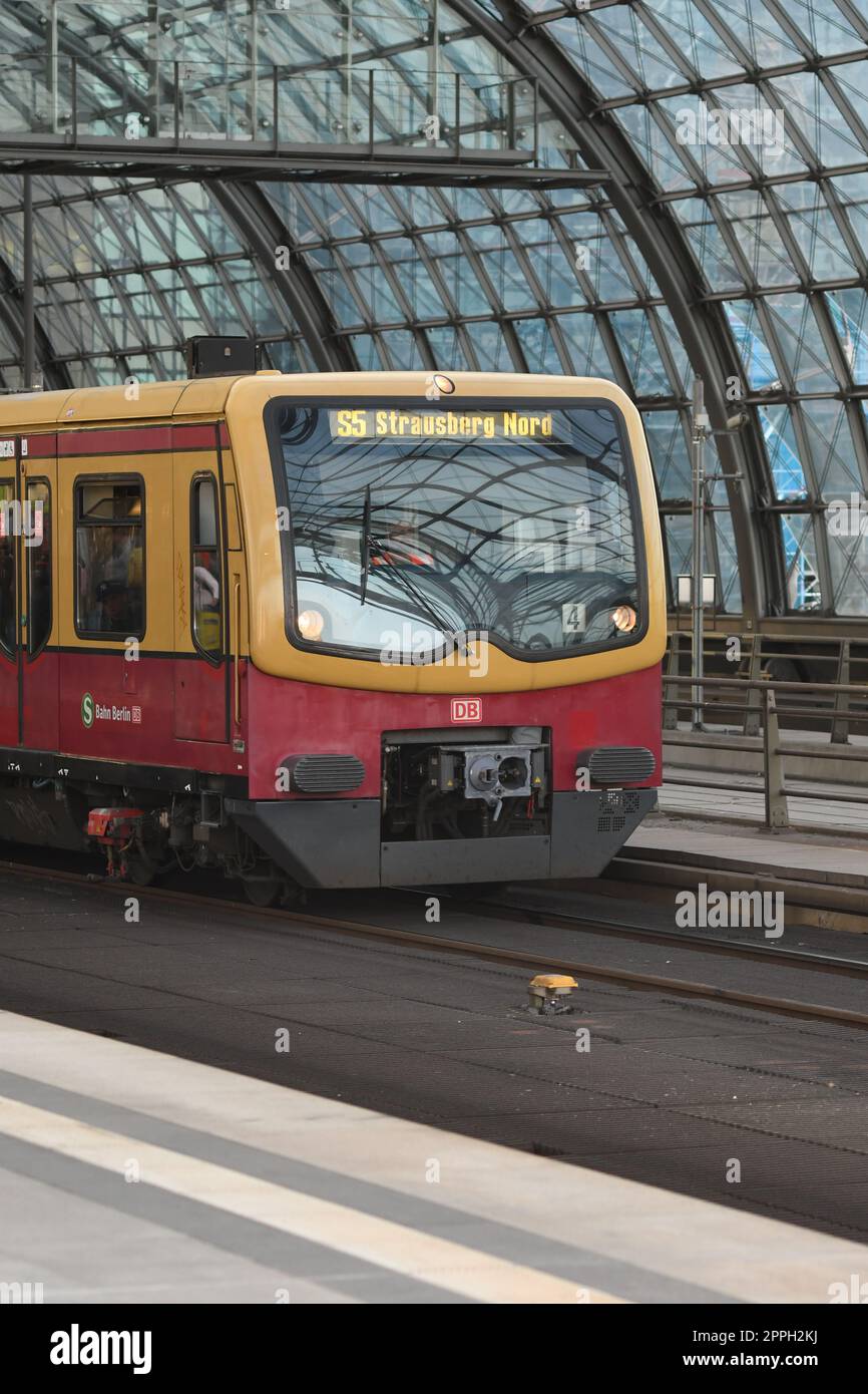 Vertikale Aufnahme der Berliner Stadtbahn S7, die den Berliner Hauptbahnhof verlässt Stockfoto