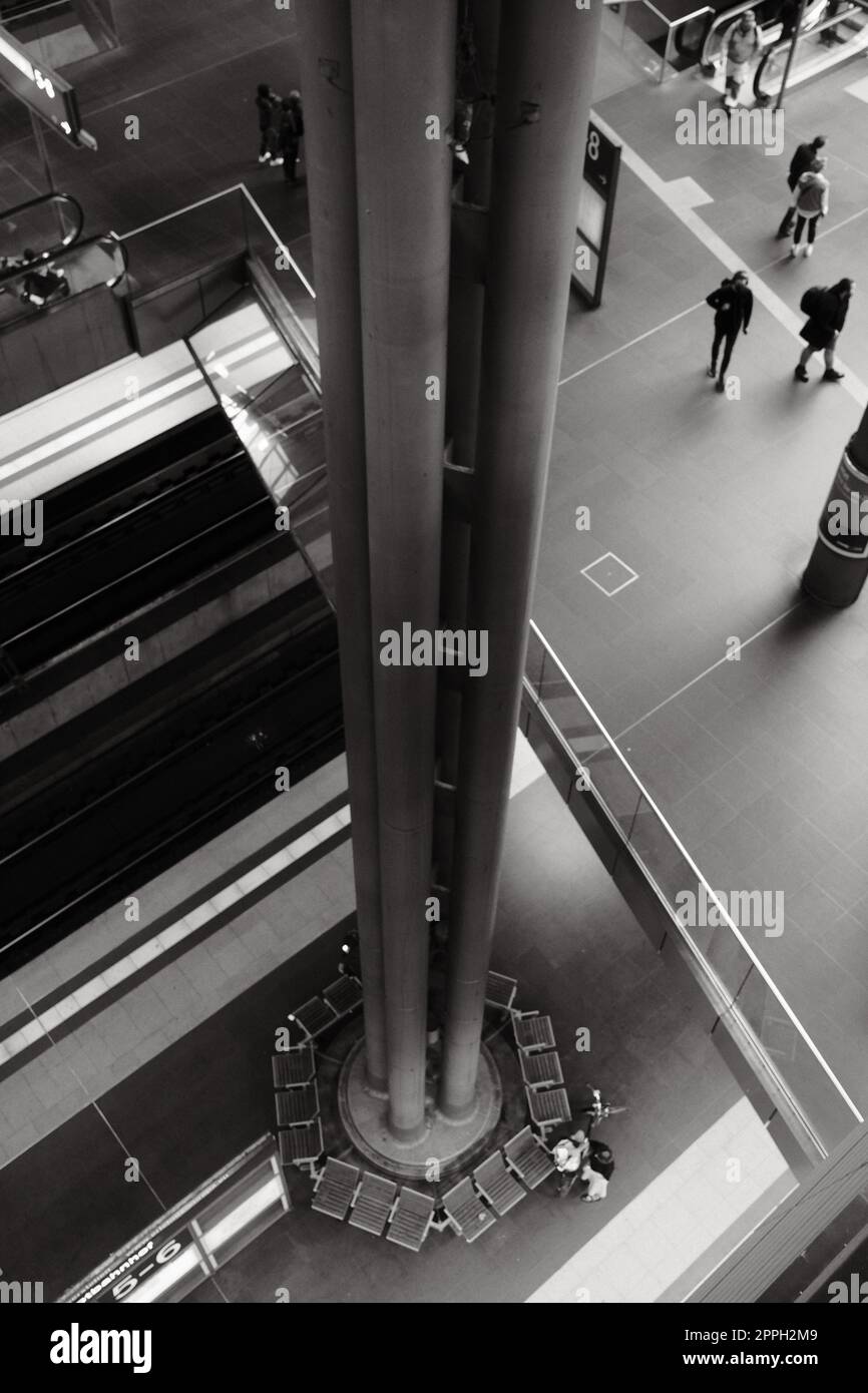 Eine vertikale Hochwinkelaufnahme des Berliner Zentralbahnhofs in Deutschland Stockfoto