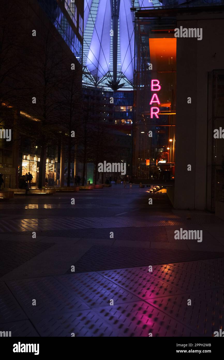 Vertikale Aufnahme des Neonschilds einer Bar in der Nähe des Sony Centers Stockfoto