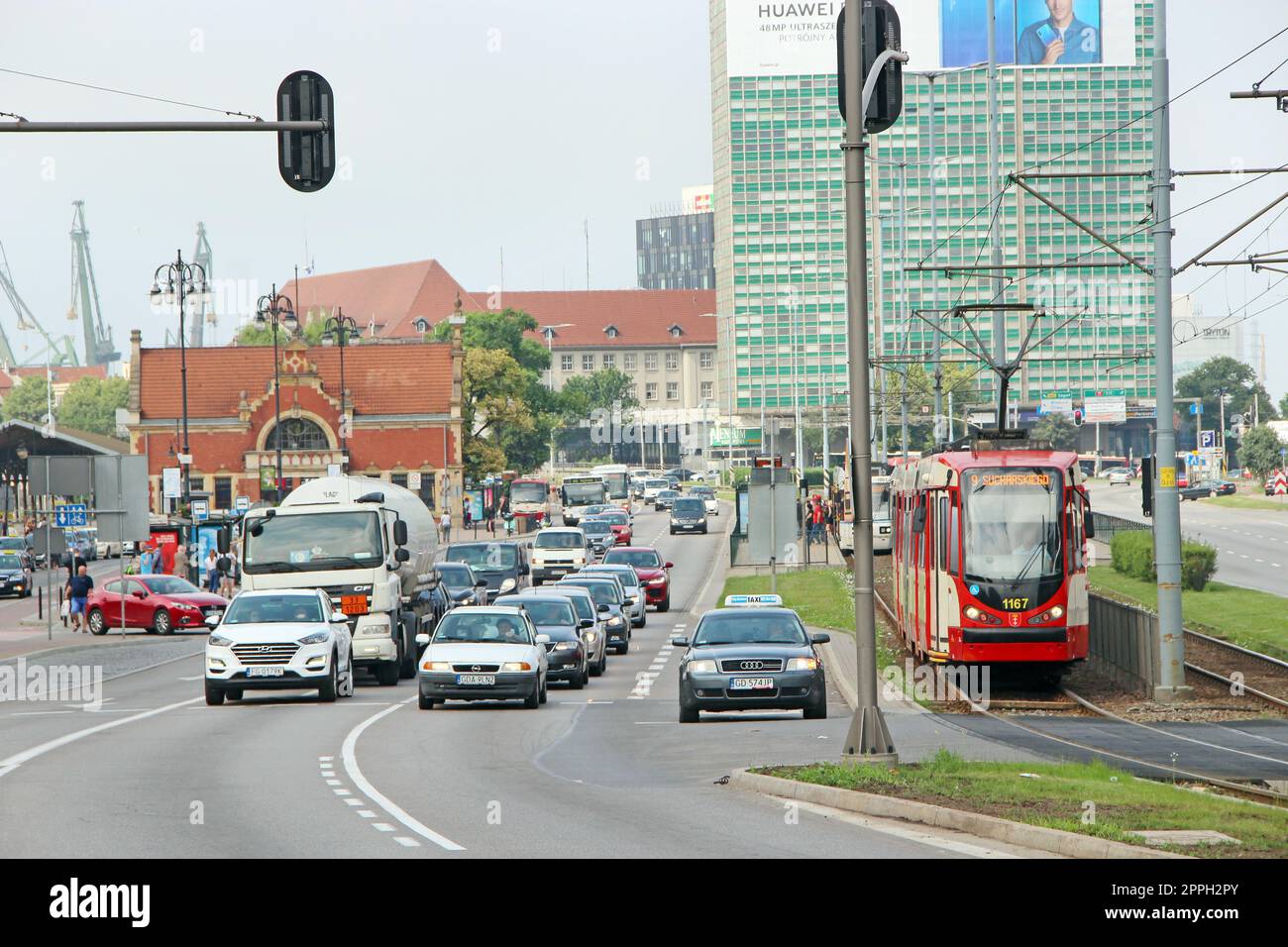 Autos und Straßenbahn warten auf grünes Licht. Zur Hauptverkehrszeit in der Stadt. Stockfoto