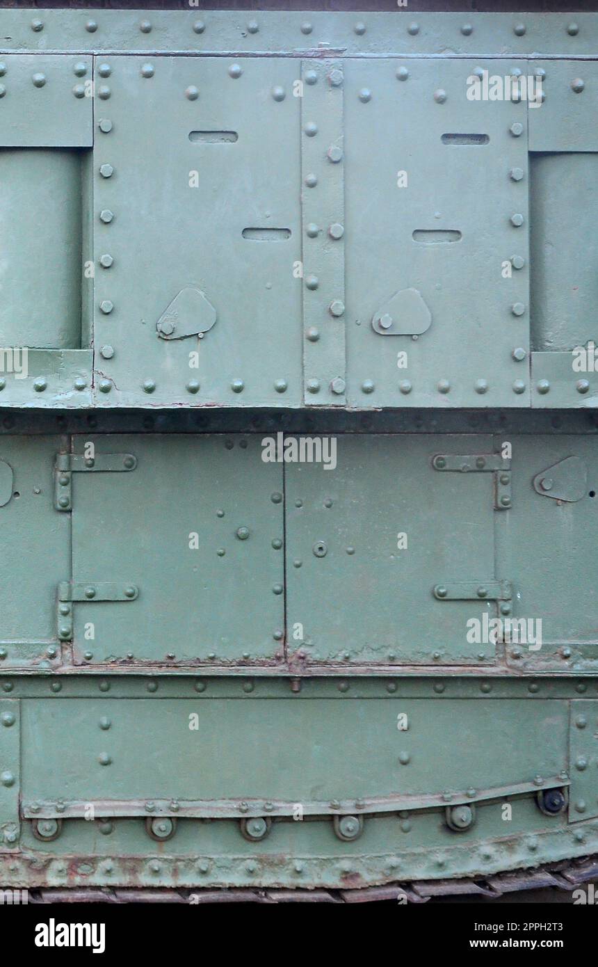Struktur der Seitenwand des Tanks, aus Metall und mit einer Vielzahl von Schrauben und Nieten verstärkt Stockfoto