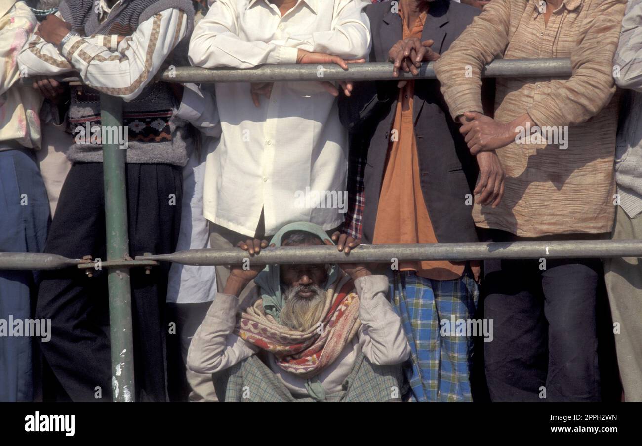 Zuschauer, indianer, warten auf einer Straße auf die Parade am Tag der Republik am 26. Januar 1998 in der Stadt Neu-Delhi in Indien. Indien, Delhi, Januar Stockfoto