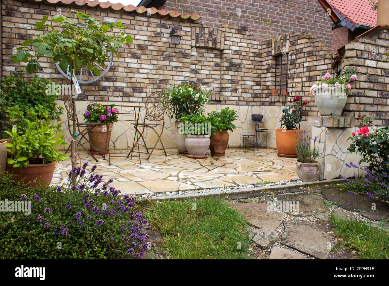 Schöner Platz im Garten im mediterranen Stil - rustikaler Garten Stockfoto