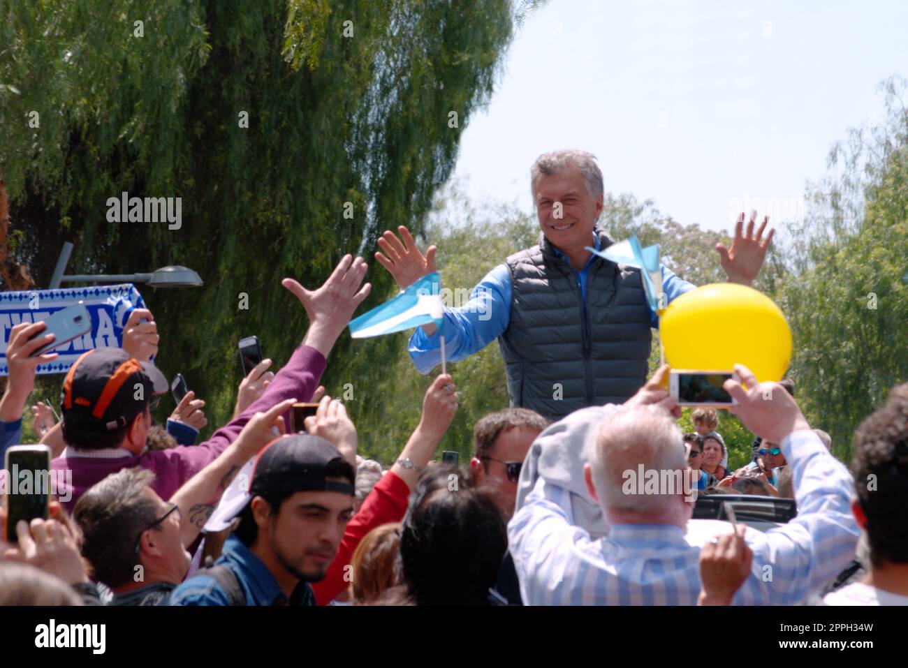 Mendoza, Argentinien. 2019-10-05 - Argentinische Präsident Mauricio Macri begrüßt die Masse bei einer Wahlkampfveranstaltung während seiner Rallye zur Wiederwahl. Stockfoto