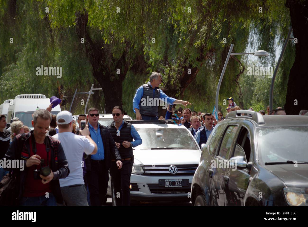 Mendoza, Argentinien. 2019-10-05 - Argentinische Präsident Mauricio Macri begrüßt die Masse während seiner Kampagne Rallye zur Wiederwahl. Stockfoto