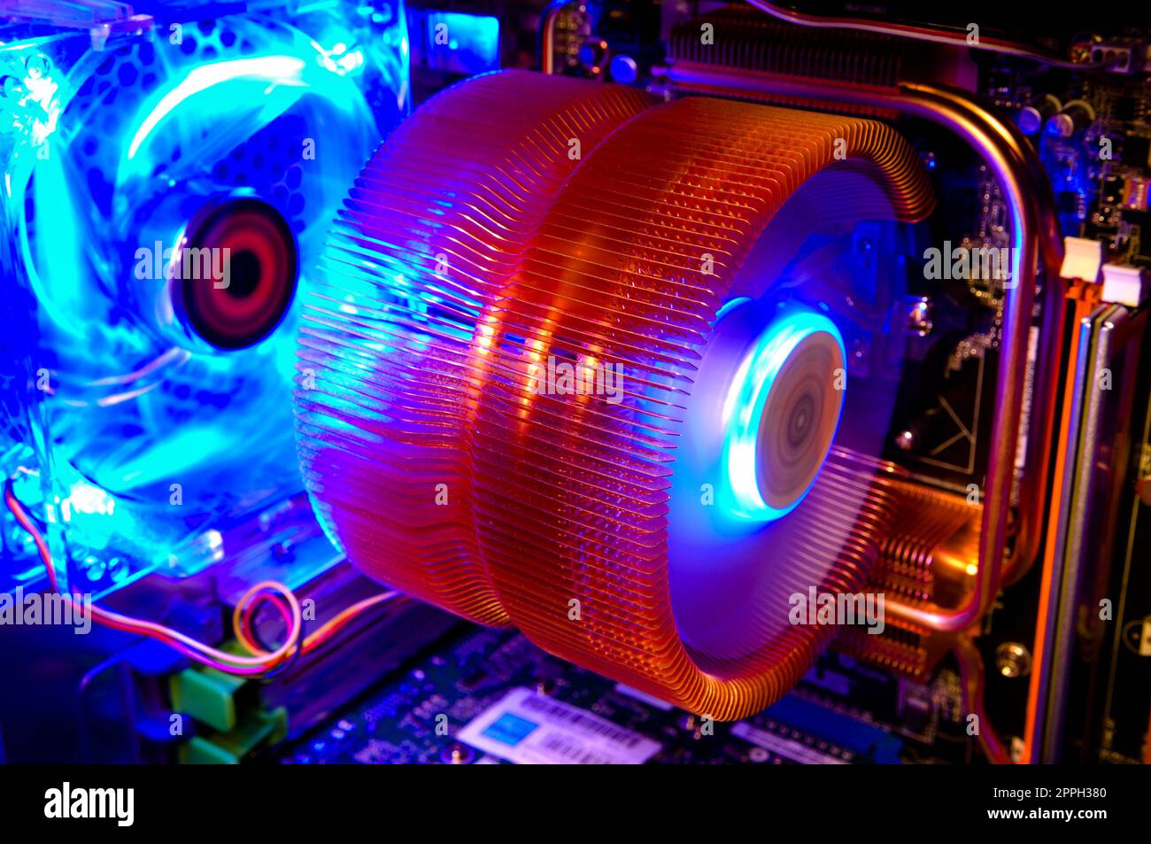 Die Kühlrippen aus Kupfer und der sich drehende Lüfter eines Luftkühlers in einem Computer Stockfoto