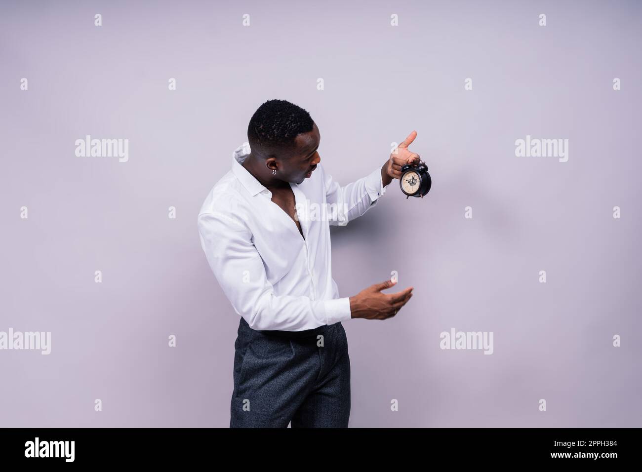 Lächelnder junger afroamerikanischer Mann 20s mit legerem Hemd Brille Mütze Stehfoto Stockfoto