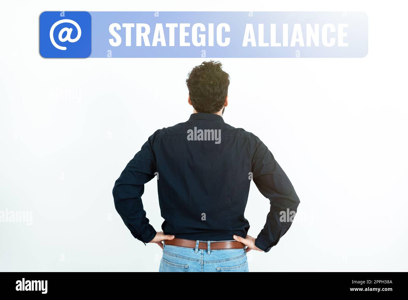 Schild mit der Aufschrift "Strategic Alliance". Ein Wort, das auf einem Band zwischen Staaten, Parteien und Einzelpersonen über das Erreichen von Zielen geschrieben wurde Stockfoto